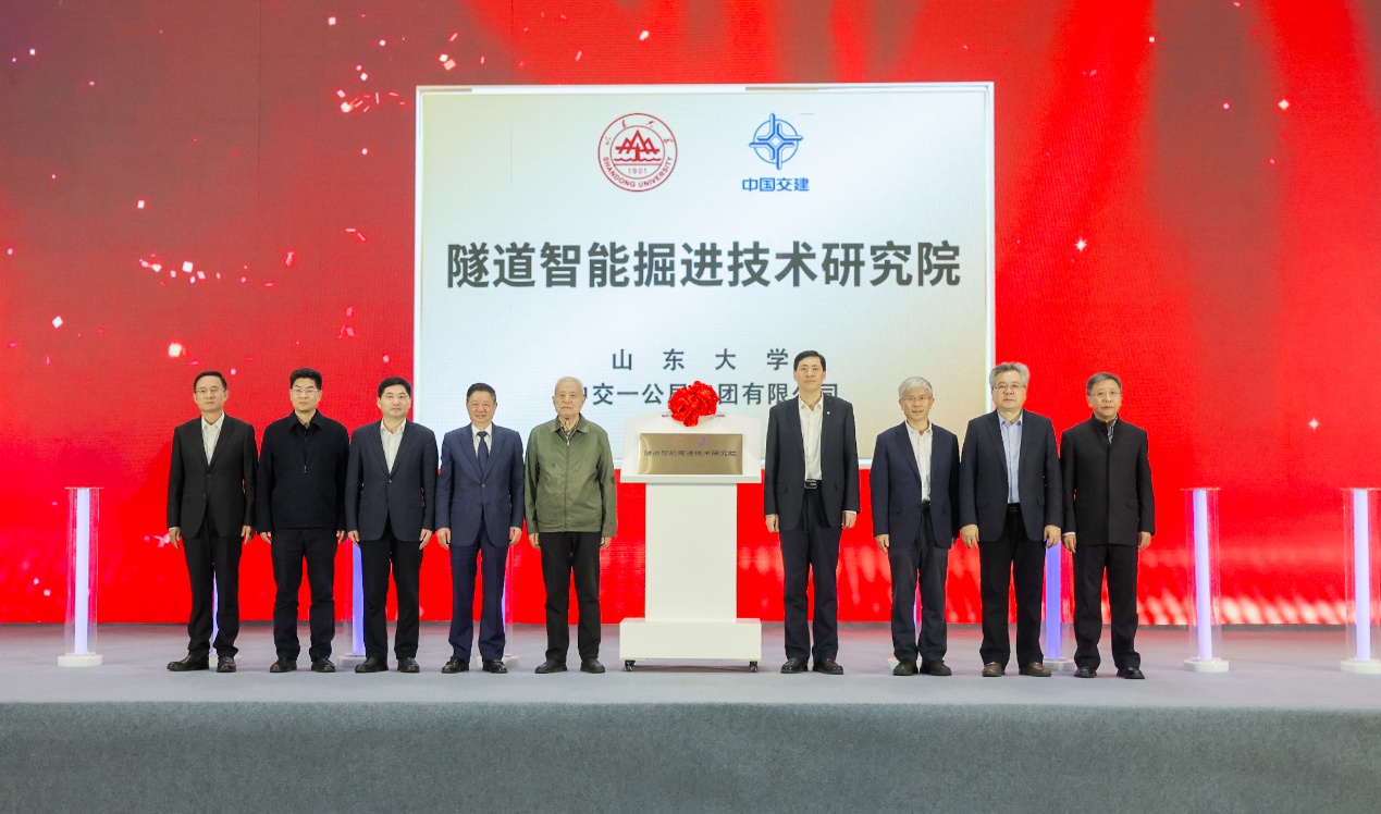 一群人站在一起AI 生成的内容可能不正确。